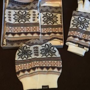 Muk Luks reversible accessories set